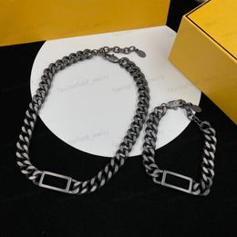 Bracciale di design con collana cubana nera, semplicità della moda dell'alfabeto, San Valentino, Natale, regali