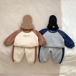 Clothing Sets Winter Baby Long Sleeve Fleece Clothes Set Infant Girl Plus Velvet Warm Sweatshirt Pants 2pcs Suit Toddler Outfits 230919