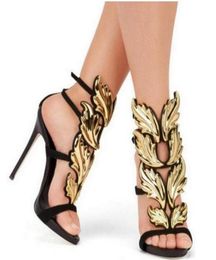 Kardashian Luxus Damen Cruel Summer Pumps Poliertes goldenes Metallblatt Winged Sandalen High Heels Schuhe mit Box9401545