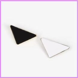 Metal Triangle Letter Brooch New Women Girl Triangle Brooches Suit Lapel Pin White Black Fashion Jewellery Accessories Designer G223242a