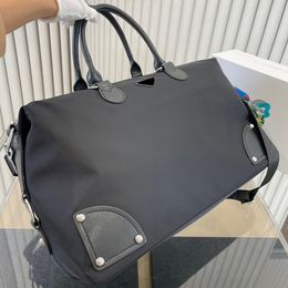 Siyah Üçgen Duffel Torbalar Pbag Naylon Seyahat Duffle Bag Kadın Tasarımcı Çanta Omuz Çantaları Erkek Moda Tatil Çantası Çanta Çanta 230921 240302