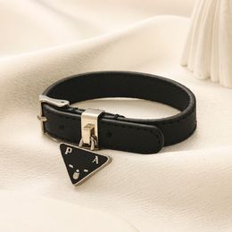 Designer pulseiras de couro pulseira charme pulseira de pulso feminino pulseiras de luxo carta jóias pulseira manguito triângulo pingente