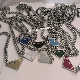 Designer-Buchstabe, luxuriöse Halskette mit umgekehrtem Dreieck-Anhänger, Liebesanhänger, mehrere Farben, zurückhaltendes und prächtiges Valentinstag-Verlobungsgeschenk für Männer und Frauen 23