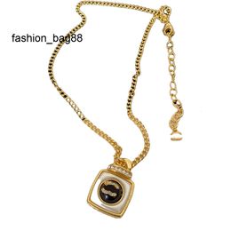 Luxury Designer Bottle Pendant Necklaces Stamp Never Fade Gold Women Necklace Leather Chain Gold Plated Copper Letter Pendant Necklaces For Women Jewellery 48cm