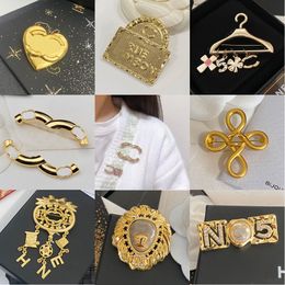 Donne di lusso Designer Brand Lettera Spille Rame placcato oro 18 carati Strass di cristallo Gioielli Spilla Fascino Pin Uomo Donna Festa di nozze Accessori di abbigliamento