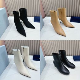 Luxuriöse braune Lederstiefel, spitze Stiefeletten/Booties mit dreieckigem Logo, High-Heel-Booties mit hoher Elastizität und spitze Oberschenkel-Booties, Knöchel-Frauen-Booties, Luxus.