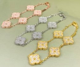 The latest women's bracelet five flower pendant micro inlay technology makes each bracelet very textured, especially shiny and full of diamonds