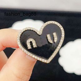 Designer Heart Black Brooch Luxury Women's Love Monogram Brooch Brand Vintage Style Pins Romantic Couple Gift Jewellery Brooch 18k Gold-plated Ornament