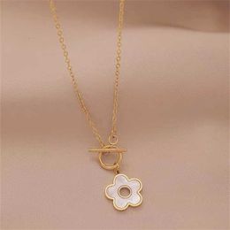 Designer necklace four-leaf Clover luxury top Jewellery T button light luxury shell Necklace women's small design flower pendant k gold fashion Jewellery gift Van Clee