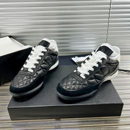 2023 The Latest Women's Black Casual Shoes Sheepskin Diamond Check Sports Shoes Small Tennis Shoes Nail Spikes