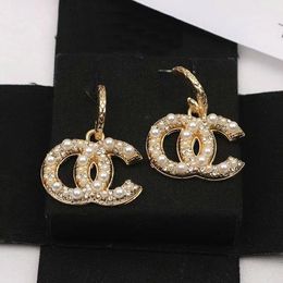 Moda clássico 18k ouro carta balançar lustre pingente brincos marca designer brincos jóias femininas