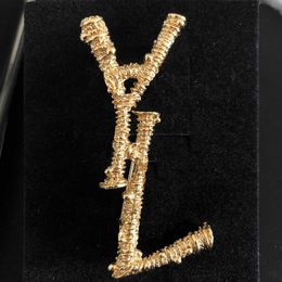 Luxury Fashion Designer Men Womens Brooches Pins Brand Gold Letter Brooch Pin Suit Dress Pins For Lady Specifications Designers Je183P