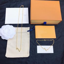 Europe America Fashion Jewellery Sets Lady Women Engraved V Initials Volt Pendant Necklace Bracelet Sets Q93809 Q95977220z