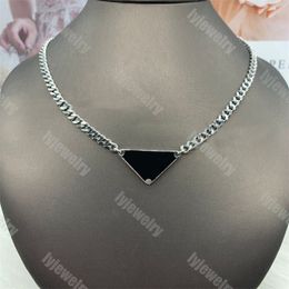 Designer argento color da uomo collana da uomo da donna lettere triangolare amano uomini punk alla moda smalto cool street womens pendenti collane ladies catene egri di lusso zb011 f23