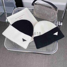 Beanie/Skull Caps Women Designer Beanie Couple Warm Woolen Knitted Hat in Autumn and Winter Fashion Black and White Splice Metal Triangle Letter bonnet x0922