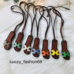 Other top Fashion Accessories High Quality Luxury Key Chain Men Women Fashion Accessories Bag Hanging Buckle Keychains Brand Designer PU leather Letter slippers pe