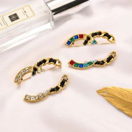Projektant broszka luksusowe złoto-spłodzone broszki w stylu biżuterii mody dziewczyna perłowa premium prezent para rodzinnego przyjęcia weselnego kolorowy diament