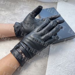 Metal Letter Plush Gloves Men Designer Sheepskin Mittens Autumn Winter Warm Five Finger Gloves
