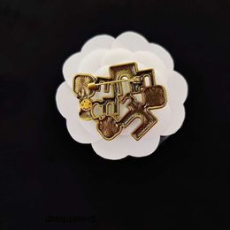 top Vintage Copy Designer Pins Brooches Vintage Copy Fashion Cl Letter Stamp Pearl Luxury Women Monogram Brooch Brand Vintage Style Romantic Couple Gem decoration