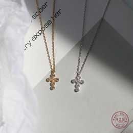 Hochwertige Halskette aus 925er-Sterlingsilber mit schlichtem Pavé-Kristall-Kreuz-Anhänger und Diamant-Halskette für Damen, klassisches Temperament, Hochzeitsfeier, Schmuck, Geschenke für Freundin