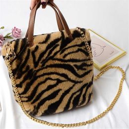 Winter New Faux Fur Large Capacity Leopard Handbag Plush Messenger Bag Soft Warm Female Travel Solid Colour Handbags 220923