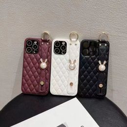 Designer Classic Fashion Valin Check Pearl Wristband Premium iPhone 15 14 13 12 11 Pro max 14plus 7 8 plus X XR XS xsmax Hardshell leather case