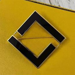 Fashion Black White Men Women Brooch Pins Gold Brand Letter Pins Broochrs For Suit Dress Pin Party Designer Jewelry Gift 2201174D258s