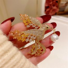 Brooches Luxury For Men Shiny Crystal Lapel Pins Women Dress Suit Accessories Golden Flying Bird Brooch Anniversary Gift
