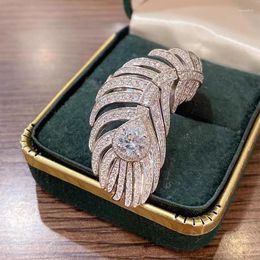 Cluster Rings Sparkling 925 Silver Feather Luxury Round 2ct Simulated Diamond Elegant Wedding Ring Ladies Party Jewellery