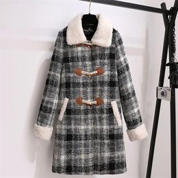 Women's Wool Blends Plaid Woollen Coat For Women in Winter Thickened 2023 Lamb Hair Medium Length Small Fragrant Style Cowhorn Button 230922