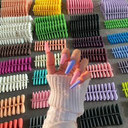 Fałszywe paznokcie 24pcs mieszaj kolory matowe super długie trumny pełna pokrywa balet paznokci