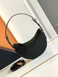 Quality Designer Handbags Arque Leather Shoulder Bags Real Calfskin Half Moon Bags Enamelled Metal Triangle Hardware Gold Zipper Baguette Bags Women Fashion Purse