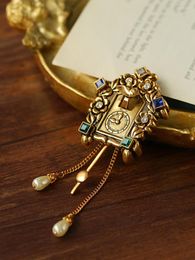 Brooches Swing Clock Brooch Women Antique Market Trend Design Suit Coat