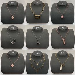 Collana anti-allergia con ciondolo a forma di quadrifoglio con fiore Collana clavicolare da donna Semplice catena casual con catena al collo Accessori per gioielli Regali Vendita al dettaglio all'ingrosso