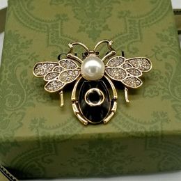 Famous Design Gold Bee Letters Luxurys Desinger Brooch Women Rhinestone Pearl Letter Brooches Suit Pin Fashion Jewellery Clothing De310N