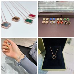 2024 Braccialetti con ciondolo di vendita calda Collana con trifoglio fortunato placcato in oro per le donne Ragazze Anelli con quadrifoglio Simpatico regalo di gioielli da donna semplici alla moda per Lady Girl