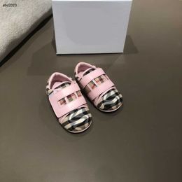 Новая обувь для малышей, модная детская обувь, размер 20-25, парусиновая кожаная прострочка, дизайнерская прогулочная обувь для младенцев, упаковка в коробке, 20 сентября