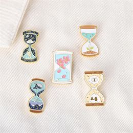 European Time Hourglass Model Brooches Eye Skull Whale Flower Explore Lapel Pin Animal Mountain Moon Planet Alloy Clothes Badge Je276u