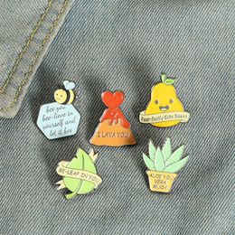 European Aloe Potting Leaf Plant Brooches Pear Heart Bee Letter Cowboy Pins Alloy Paint Backpack Clothes Animal Badge Jewellery Acce302L
