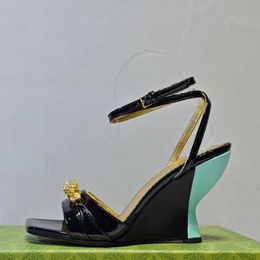 Sandali con zeppa in vernice cinturino alla caviglia punta aperta suola in pelle décolleté da donna scarpe da sera per feste Calzature di lusso firmate con tacco alto con scatola