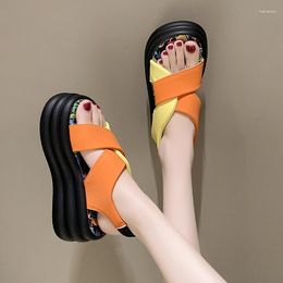 Модельные туфли, цветные сандалии в стиле граффити, женские летние одинаковые тапочки с перекрестной подошвой и одной педалью, ленивая платформа с толстой подошвой и увеличенной платформой