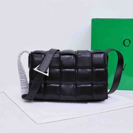 Дизайнерская сумка с треугольной пряжкой унисекс, мягкая квадратная сумка из овчины, сумка через плечо, зеркальное качество, женская универсальная сумка через плечо Commuter 230915