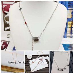 Pendant top Necklaces 925 Silver Letter Leather Necklace Designer Jewelry Gold Clover Pendant Gift Necklace Luxury New Pearl Love Charm Necklace Designed for Women
