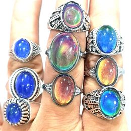 30pcs lot Men Women Change Color Mood Ring Emotional Temperature Sensitive Glazed Male Female Fashon Ring Silver Tone Alloy Retro 244F