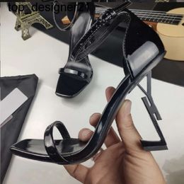 2023 Classics Women luxurys brands Designers heels shoes Sandals fashion Beach Thick bottom slippers Alphabet lady Leather luxury Designer High heel