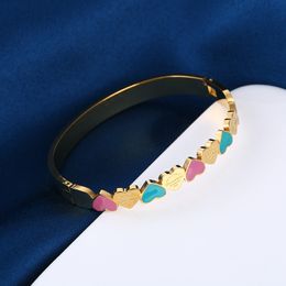 Pulseira de aço de titânio colorido do mesmo amor do INS Blogger, menina doce e fofa, ornamento de pulseira de aço inoxidável liso com coração de pêssego