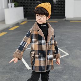 Пальто, шерстяная куртка для мальчика, осенняя мода, клетчатый воротник плюс бархатный детский плащ, детская верхняя одежда, одежда 210 т 230926