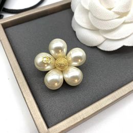 New Pearl Petal Designer Brooch Pin Men Women Charm Brooches Classic Letter Jewellery Accessories