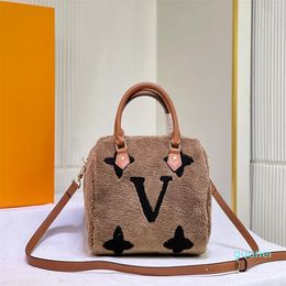 Classic fashion lady handbag material designer famous single-shouldered winter European style size 25-19-15cm