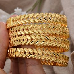 Bangle 4pcsLot Luxury Design 24k Dubai Gold Colour Bangles For Women Jewellery African Bracelets Ornament Bridal Wedding Gifts 230925